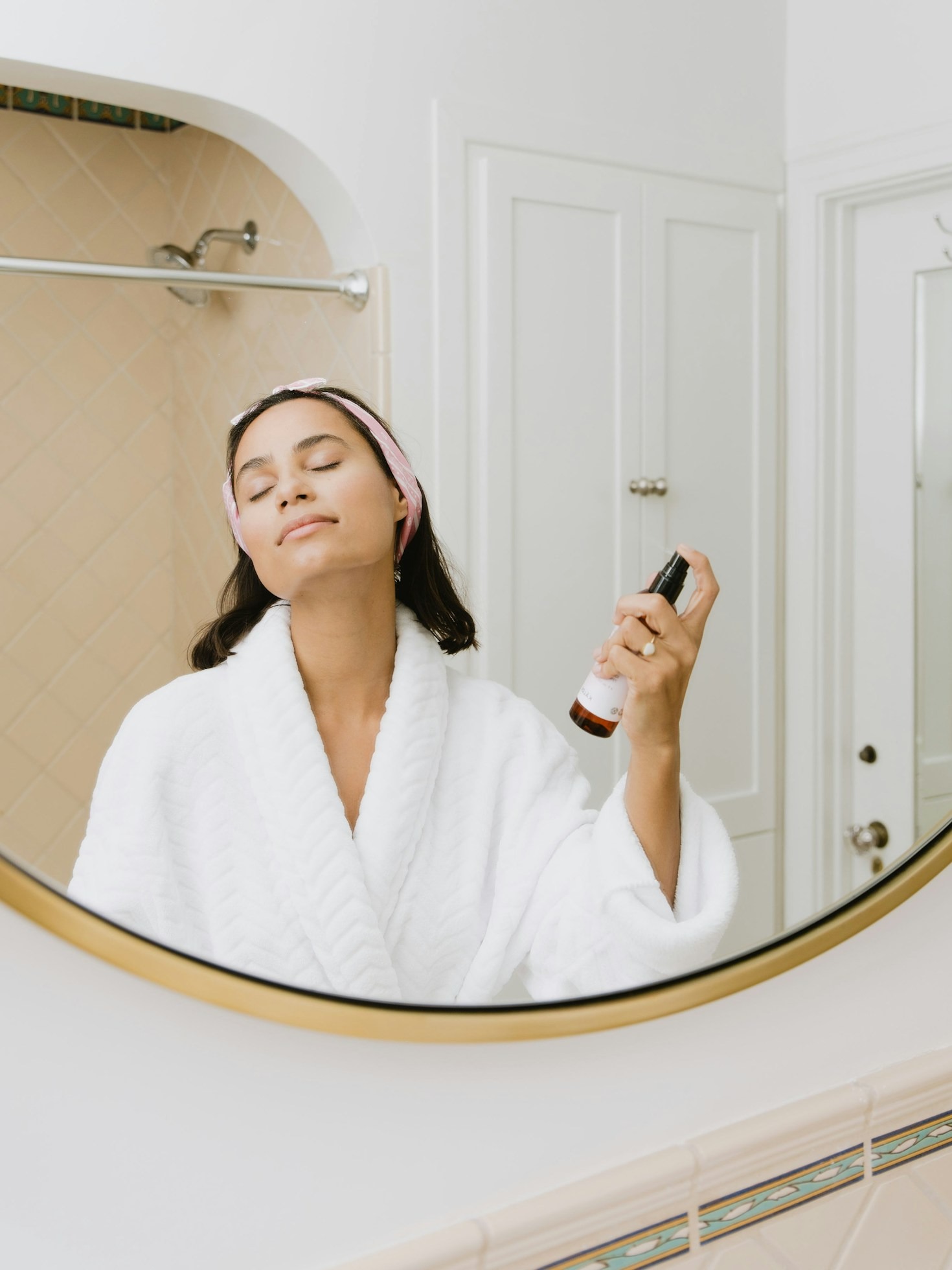 Rutina de cuidado facial imprescindible para lucir una piel luminosa